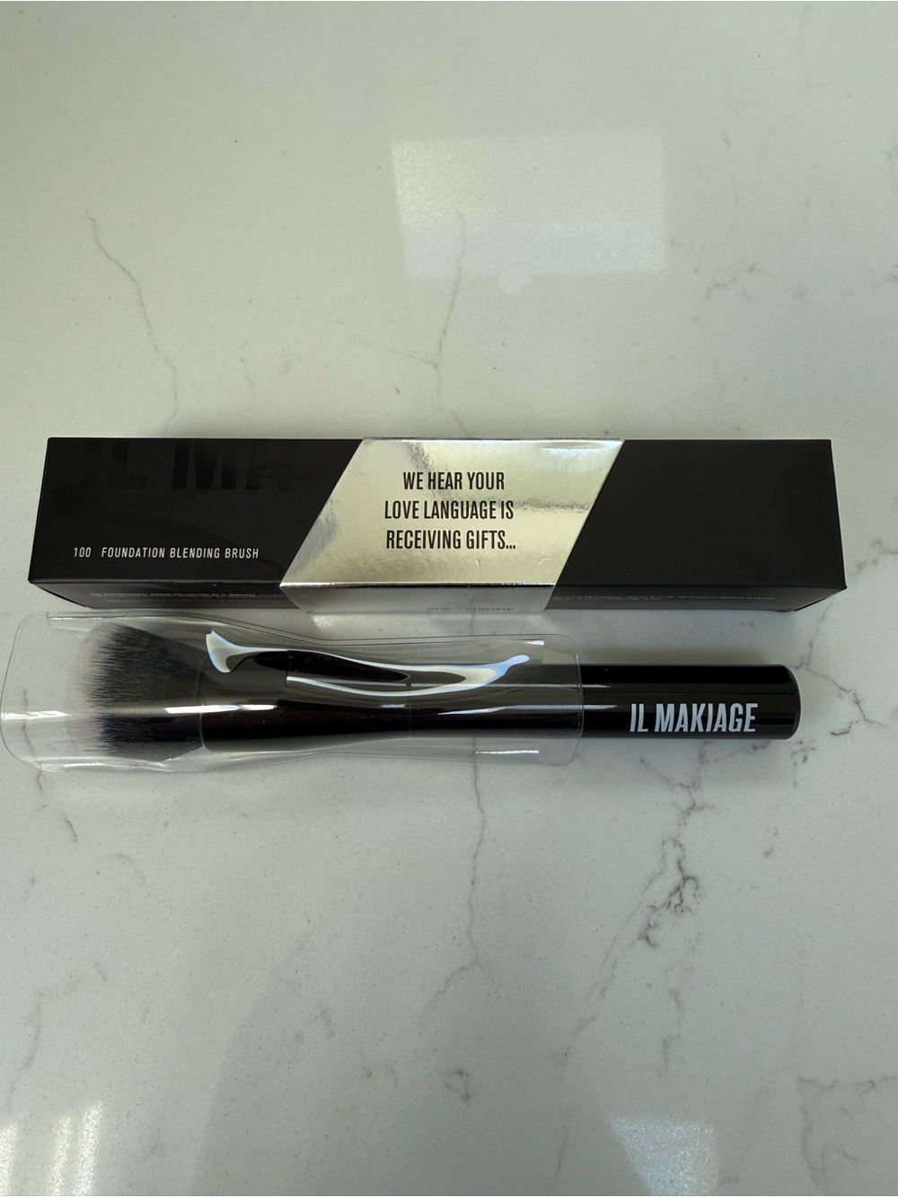 IL MAKIAGE Black Foundation Blending Brush - Plush Black Bristles